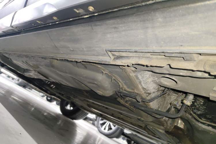 Used Cadillac XT4 2023 28T Two-Wheel-Drive Luxury Version Left Side Sill