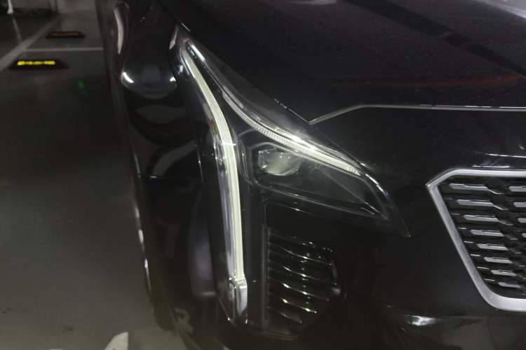 Used Cadillac XT4 2023 28T Two-Wheel-Drive Luxury Version Right Front Headlight