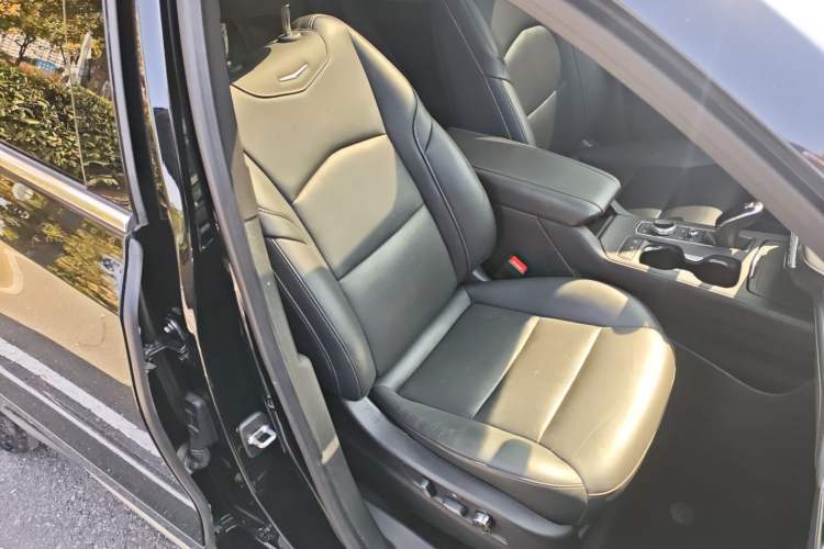 Used Cadillac XT4 2023 28T Two-Wheel Drive Prestige Version Right Front Seat
