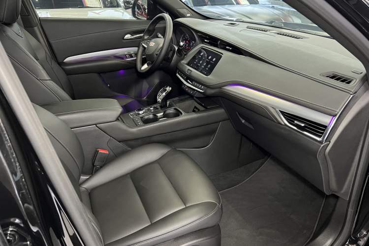 Used Cadillac XT4 2023 28T Two-Wheel-Drive Luxury Version Right Front Seat