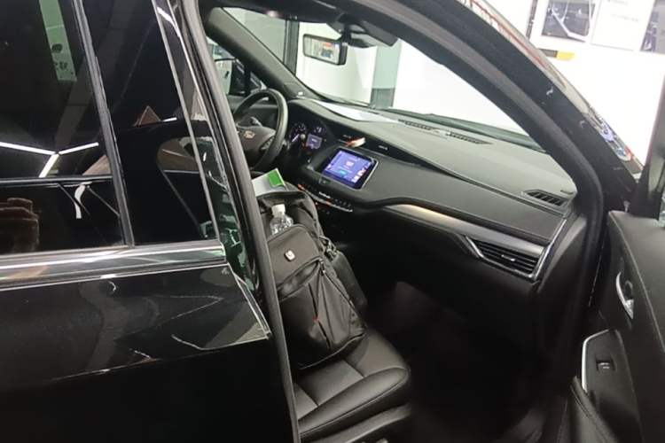 Used Cadillac XT4 2023 28T Two-Wheel-Drive Luxury Version Right Front Seat