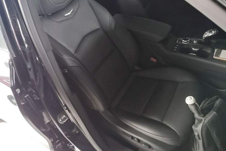 Used Cadillac XT4 2023 28T Two-Wheel-Drive Luxury Version Right Front Seat