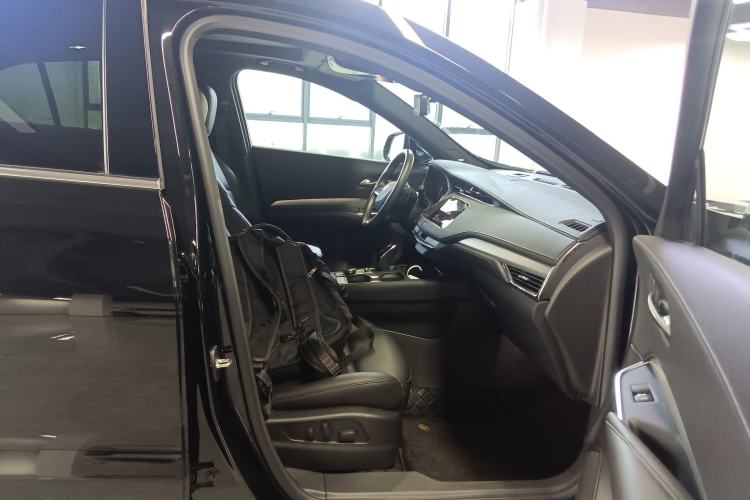 Used Cadillac XT4 2023 28T Two-Wheel-Drive Luxury Version Right Front Seat
