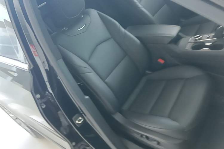 Used Cadillac XT4 2023 28T Two-Wheel-Drive Luxury Version Right Front Seat
