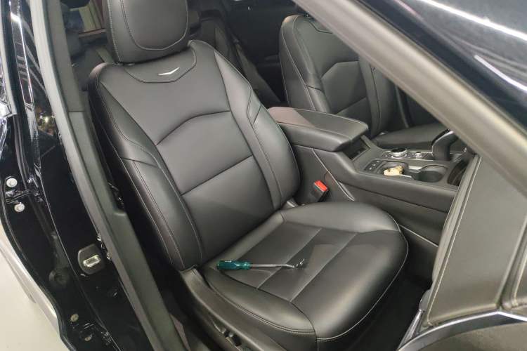 Used Cadillac XT4 2023 28T Two-Wheel-Drive Luxury Version Right Front Seat