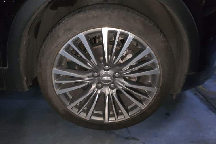 Used Cadillac XT4 2023 28T Two-Wheel Drive Prestige Version Right Front Wheel Hub