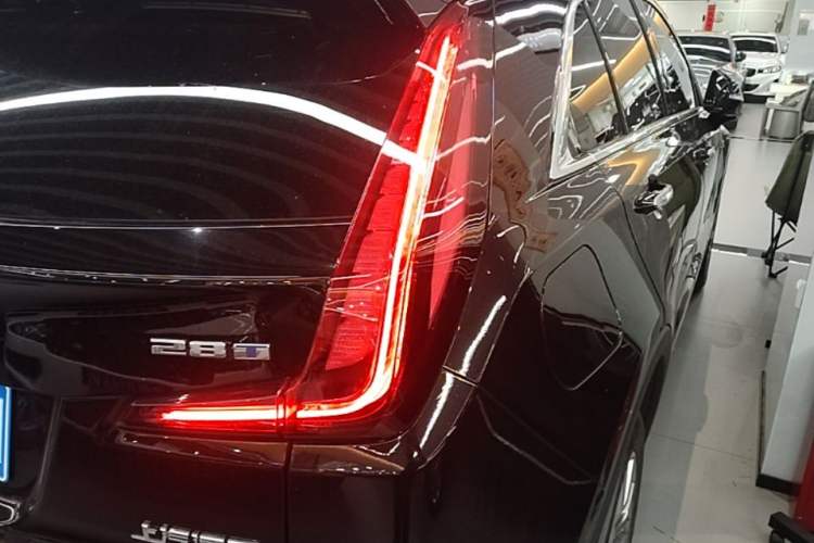 Used Cadillac XT4 2023 28T Two-Wheel Drive Prestige Version Right Rear Taillight