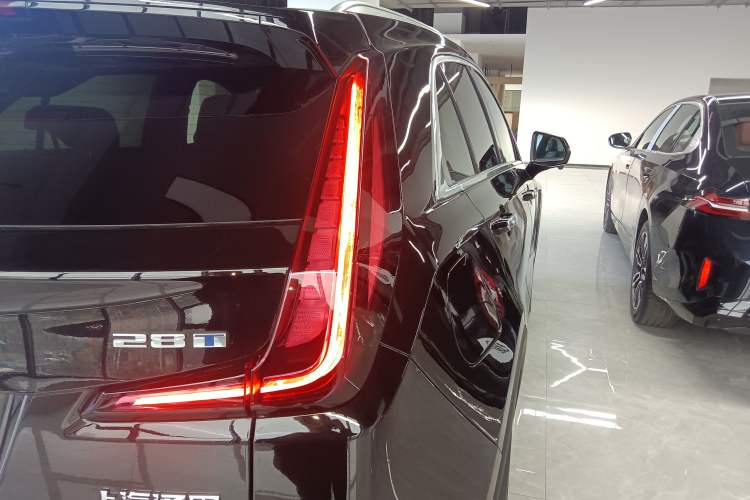 Used Cadillac XT4 2023 28T Two-Wheel-Drive Luxury Version Right Rear Taillight