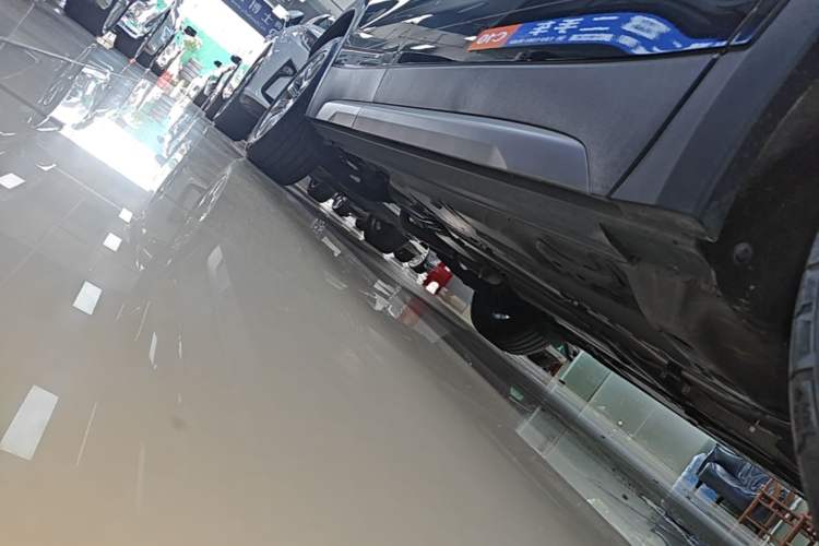 Used Cadillac XT4 2023 28T Two-Wheel Drive Prestige Version Right Side Sill