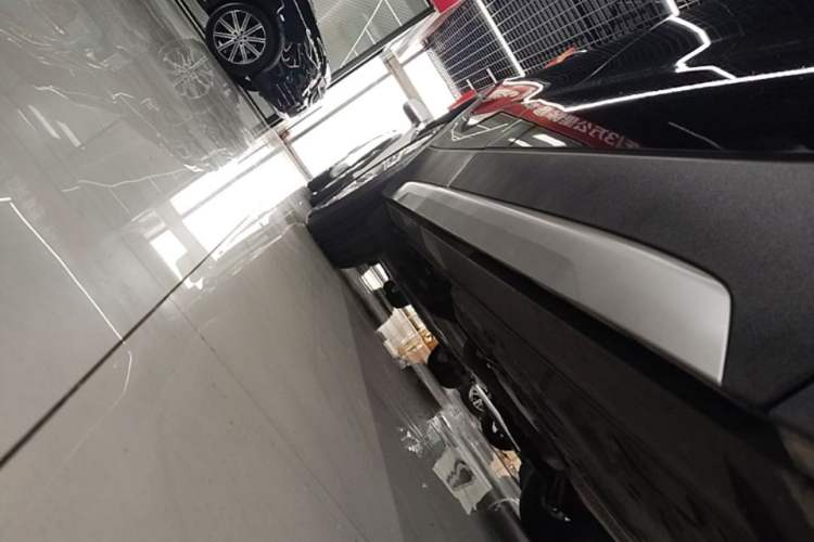 Used Cadillac XT4 2023 28T Two-Wheel-Drive Luxury Version Right Side Sill
