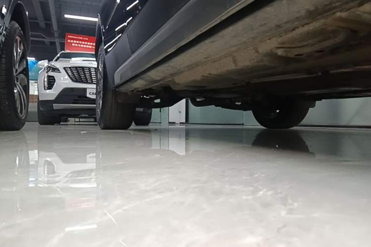 Used Cadillac XT4 2023 28T Two-Wheel-Drive Luxury Version Right Side Sill