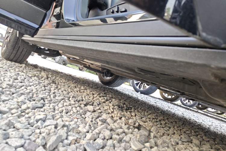 Used Cadillac XT4 2023 28T Two-Wheel-Drive Luxury Version Right Side Sill
