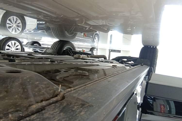 Used Cadillac XT4 2023 28T Two-Wheel-Drive Luxury Version Right Side Sill