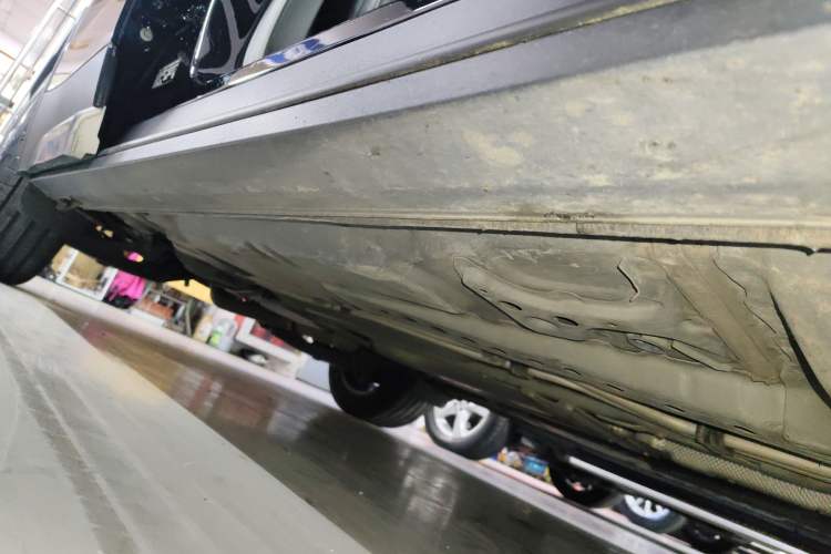 Used Cadillac XT4 2023 28T Two-Wheel-Drive Luxury Version Right Side Sill