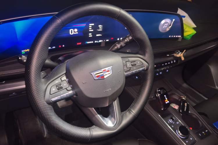 Used Cadillac XT4 2023 28T Two-Wheel-Drive Luxury Version Steering Wheel