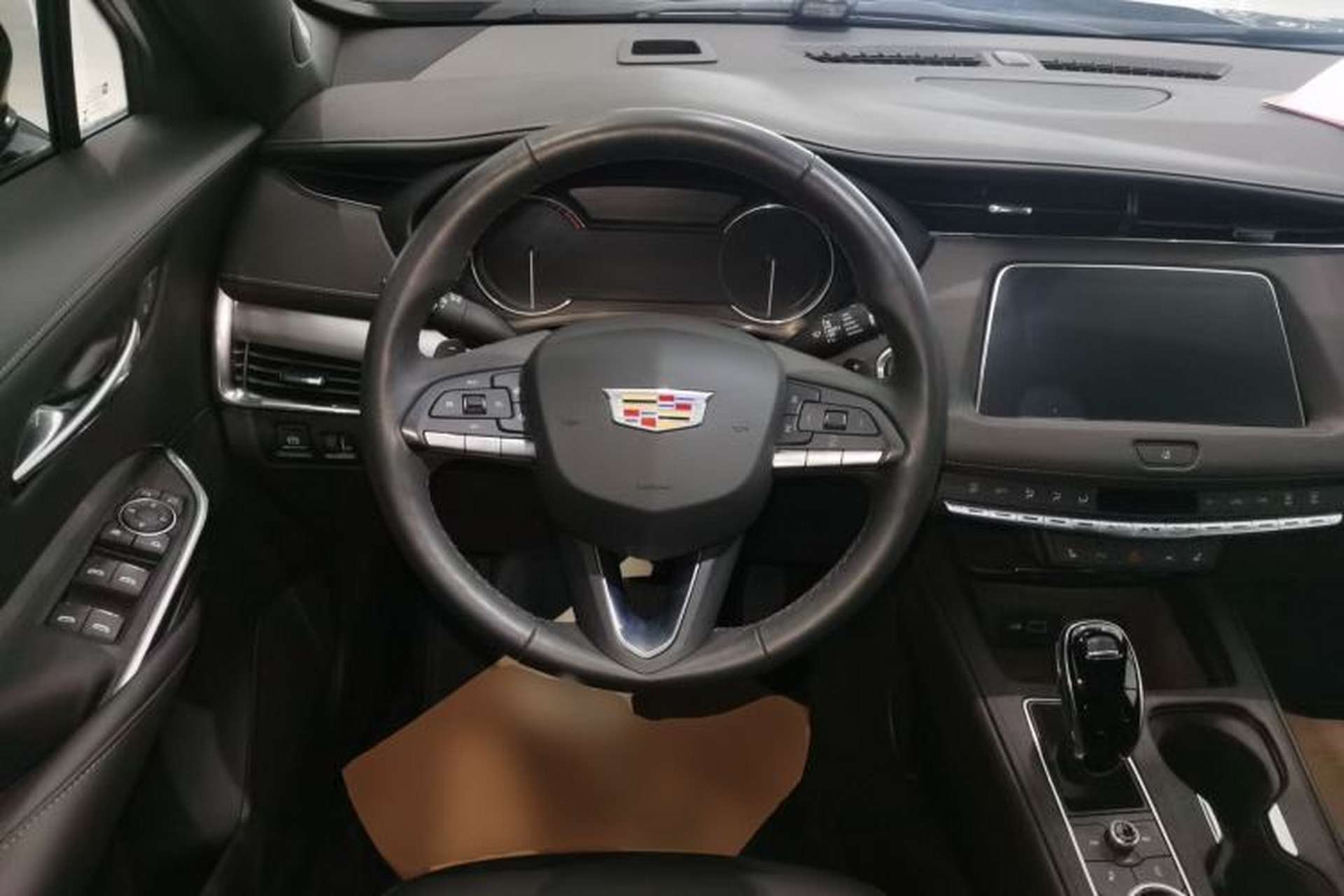 Used Cadillac XT4 2023 28T Two-Wheel-Drive Luxury Version Steering Wheel