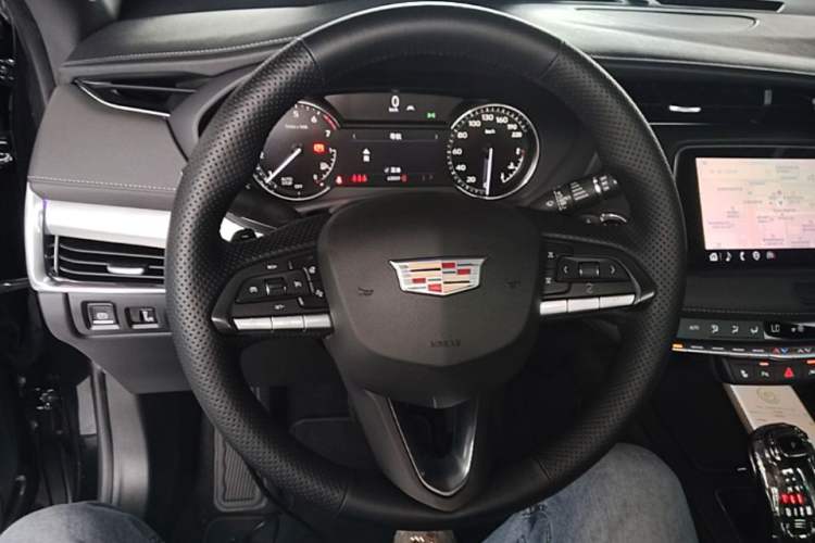 Used Cadillac XT4 2023 28T Two-Wheel-Drive Luxury Version Steering Wheel
