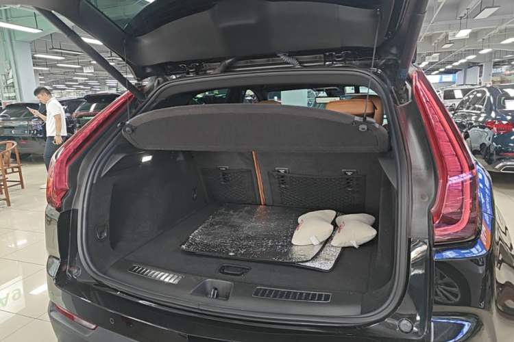 Used Cadillac XT4 2023 28T Two-Wheel Drive Prestige Version Trunk