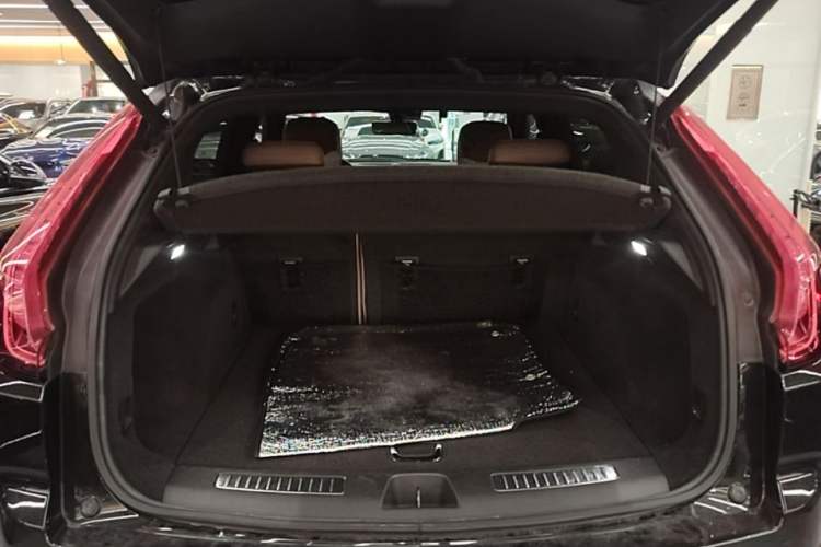 Used Cadillac XT4 2023 28T Two-Wheel Drive Prestige Version Trunk