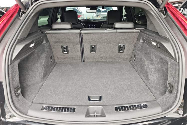 Used Cadillac XT4 2023 28T Two-Wheel-Drive Luxury Version Trunk