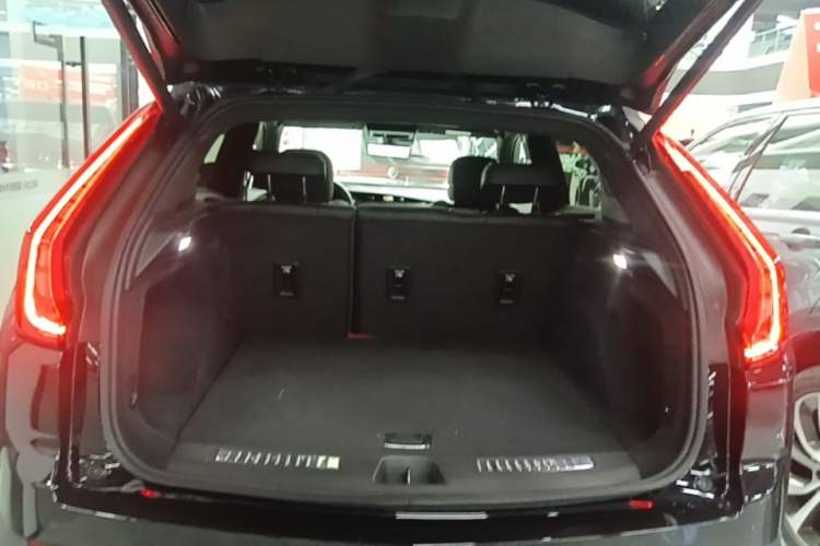 Used Cadillac XT4 2023 28T Two-Wheel-Drive Luxury Version Trunk