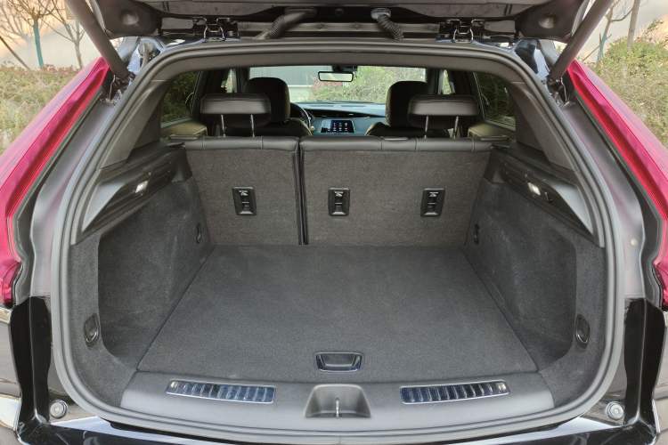 Used Cadillac XT4 2023 28T Two-Wheel Drive Prestige Version Trunk