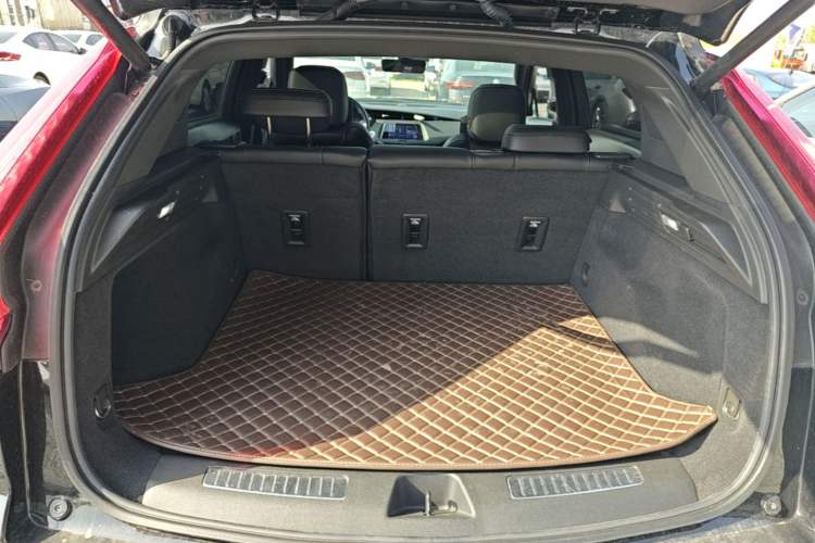 Used Cadillac XT4 2023 28T Two-Wheel-Drive Luxury Version Trunk