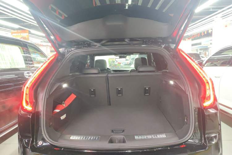 Used Cadillac XT4 2023 28T Two-Wheel-Drive Luxury Version Trunk