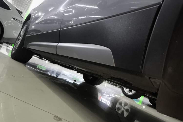 Used Cadillac XT4 2023 28T Two-Wheel Drive Prestige Version Left Side Sill