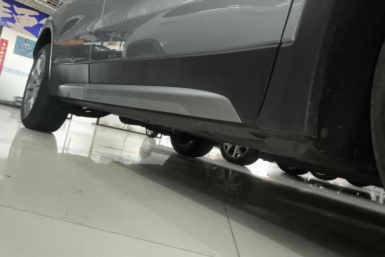 Used Cadillac XT4 2023 28T Two-Wheel Drive Prestige Version Right Side Sill