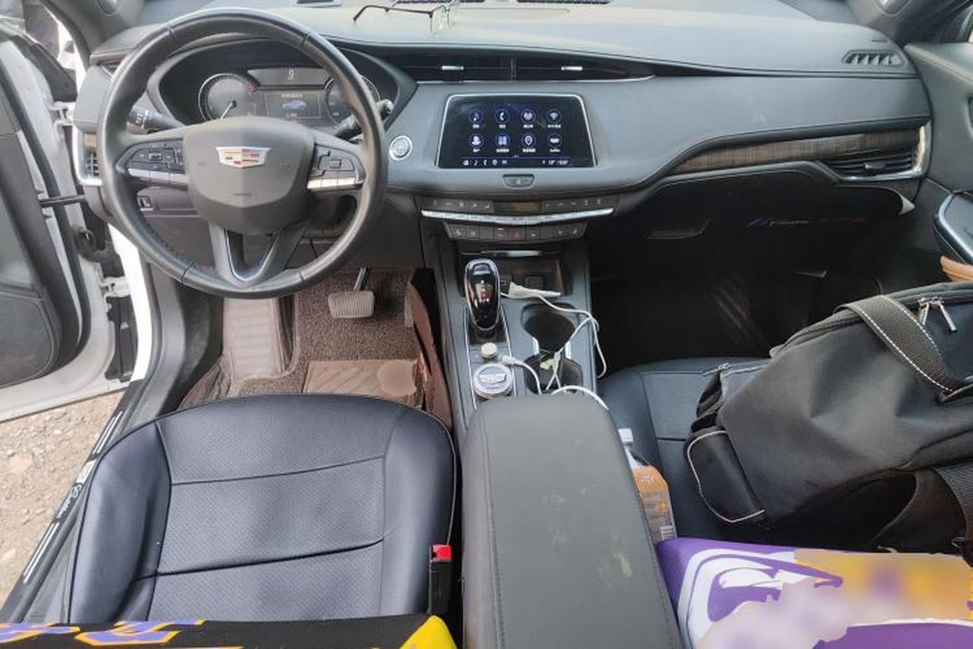 Used Cadillac XT4 2023 28T Two-Wheel Drive Prestige Version Center Console