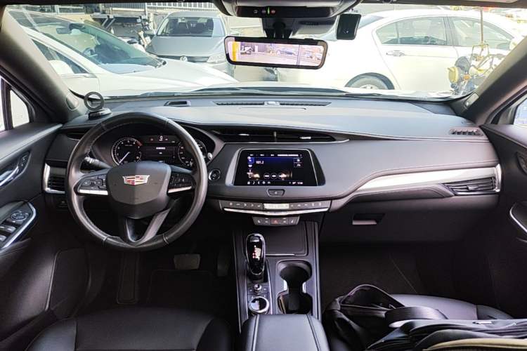 Used Cadillac XT4 2023 28T Two-Wheel-Drive Luxury Version Center Console