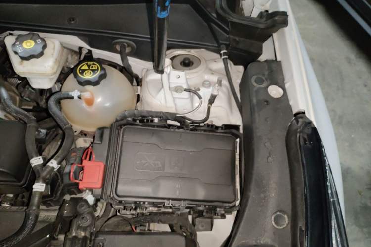 Used Cadillac XT4 2023 28T Two-Wheel-Drive Luxury Version Engine Bay Left