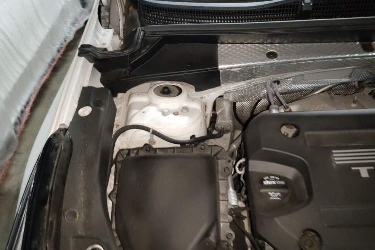 Used Cadillac XT4 2023 28T Two-Wheel-Drive Luxury Version Engine Bay Right