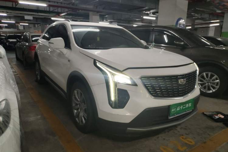 Used Cadillac XT4 2023 28T Two-Wheel-Drive Luxury Version Front Right 45 Deg
