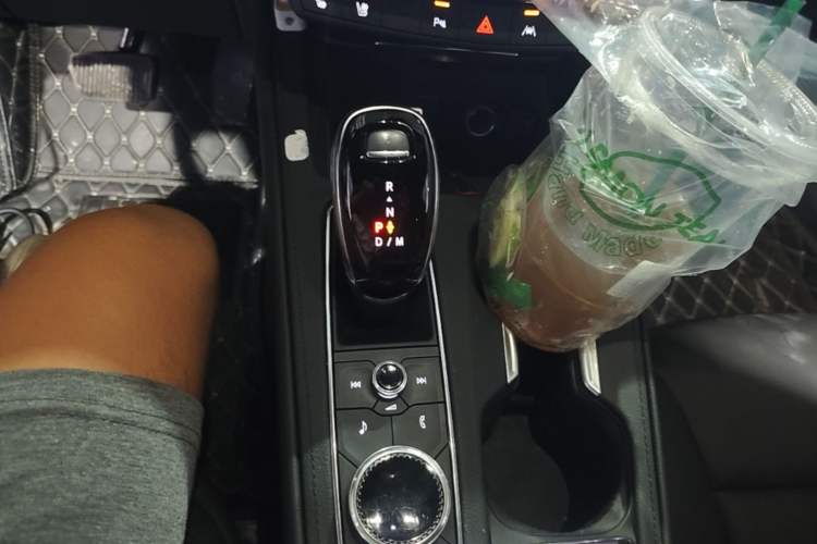 Used Cadillac XT4 2023 28T Two-Wheel Drive Prestige Version Gear Lever