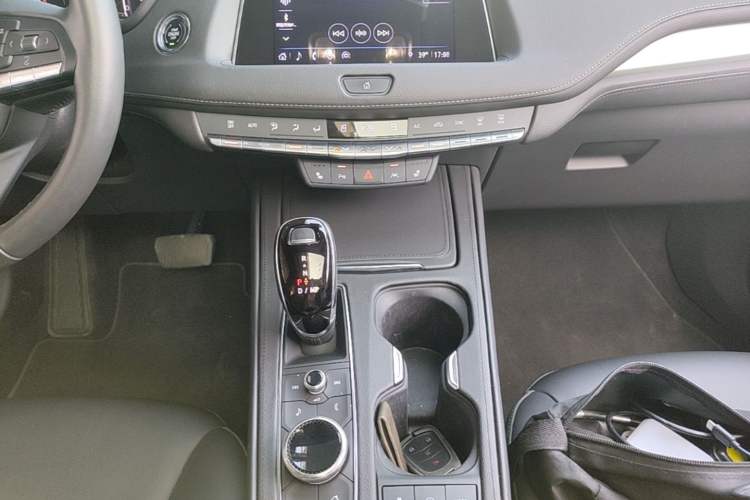 Used Cadillac XT4 2023 28T Two-Wheel-Drive Luxury Version Gear Lever