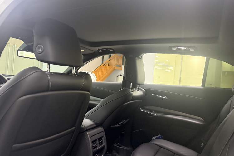 Used Cadillac XT4 2023 28T Two-Wheel Drive Prestige Version Headliner