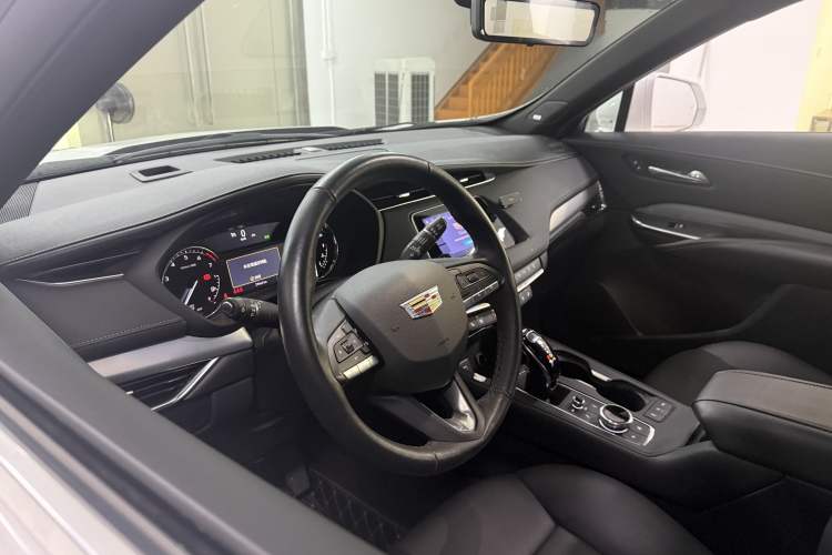 Used Cadillac XT4 2023 28T Two-Wheel Drive Prestige Version Interior 1
