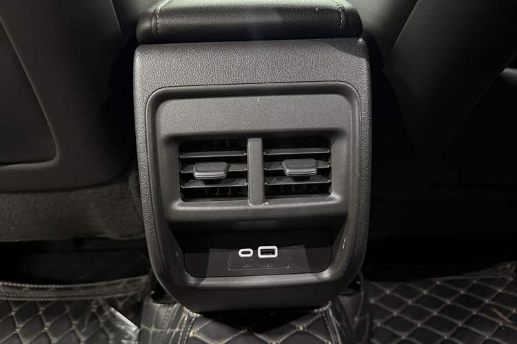 Used Cadillac XT4 2023 28T Two-Wheel Drive Prestige Version Interior 9