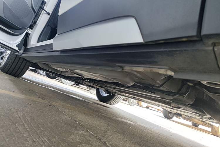Used Cadillac XT4 2023 28T Two-Wheel-Drive Luxury Version Left Side Sill