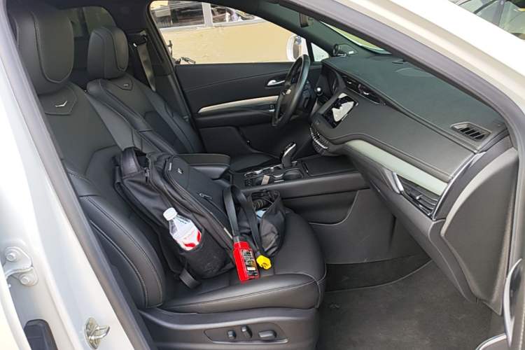 Used Cadillac XT4 2023 28T Two-Wheel-Drive Luxury Version Right Front Seat