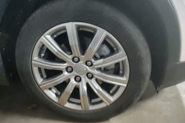 Used Cadillac XT4 2023 28T Two-Wheel-Drive Luxury Version Right Front Wheel Hub