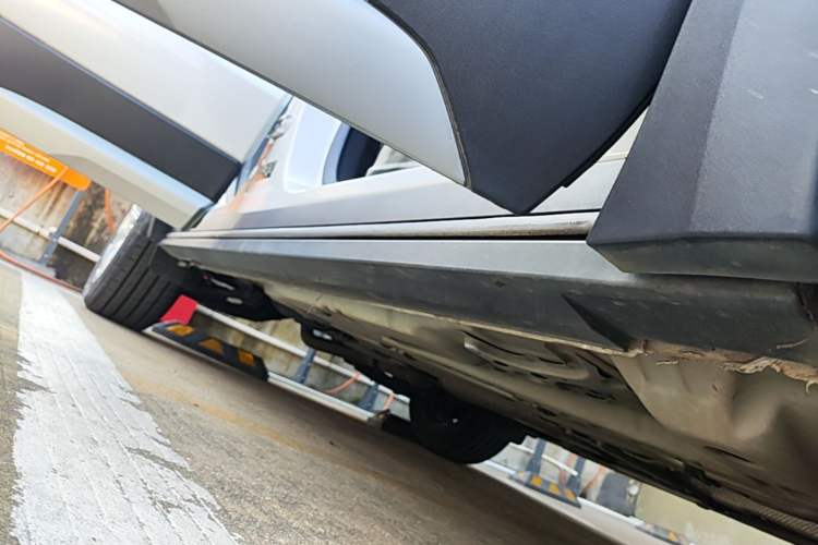 Used Cadillac XT4 2023 28T Two-Wheel-Drive Luxury Version Right Side Sill