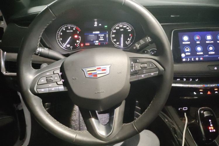 Used Cadillac XT4 2023 28T Two-Wheel-Drive Luxury Version Steering Wheel