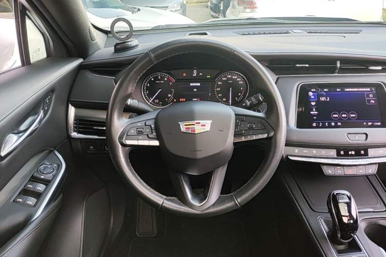 Used Cadillac XT4 2023 28T Two-Wheel-Drive Luxury Version Steering Wheel