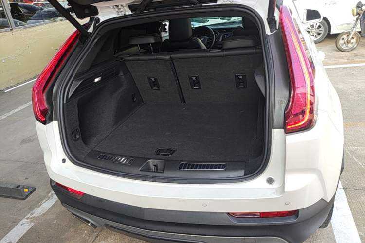 Used Cadillac XT4 2023 28T Two-Wheel-Drive Luxury Version Trunk