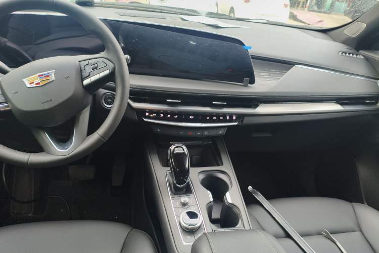 Used Cadillac XT4 2024 28T Two-Wheel-Drive Luxury Version Audio And AC Panel