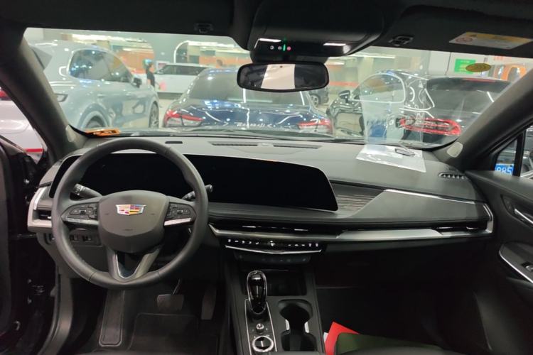 Used Cadillac XT4 2024 28T Two-Wheel-Drive Luxury Version Center Console