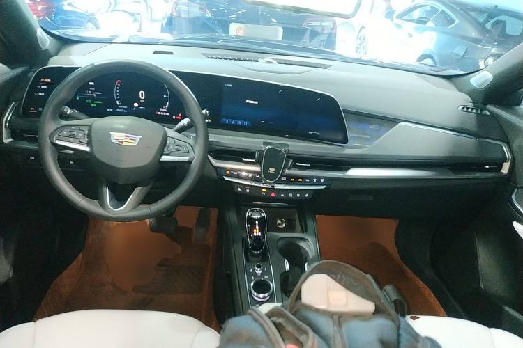 Used Cadillac XT4 2024 28T Two-Wheel-Drive Prestige Version Center Console